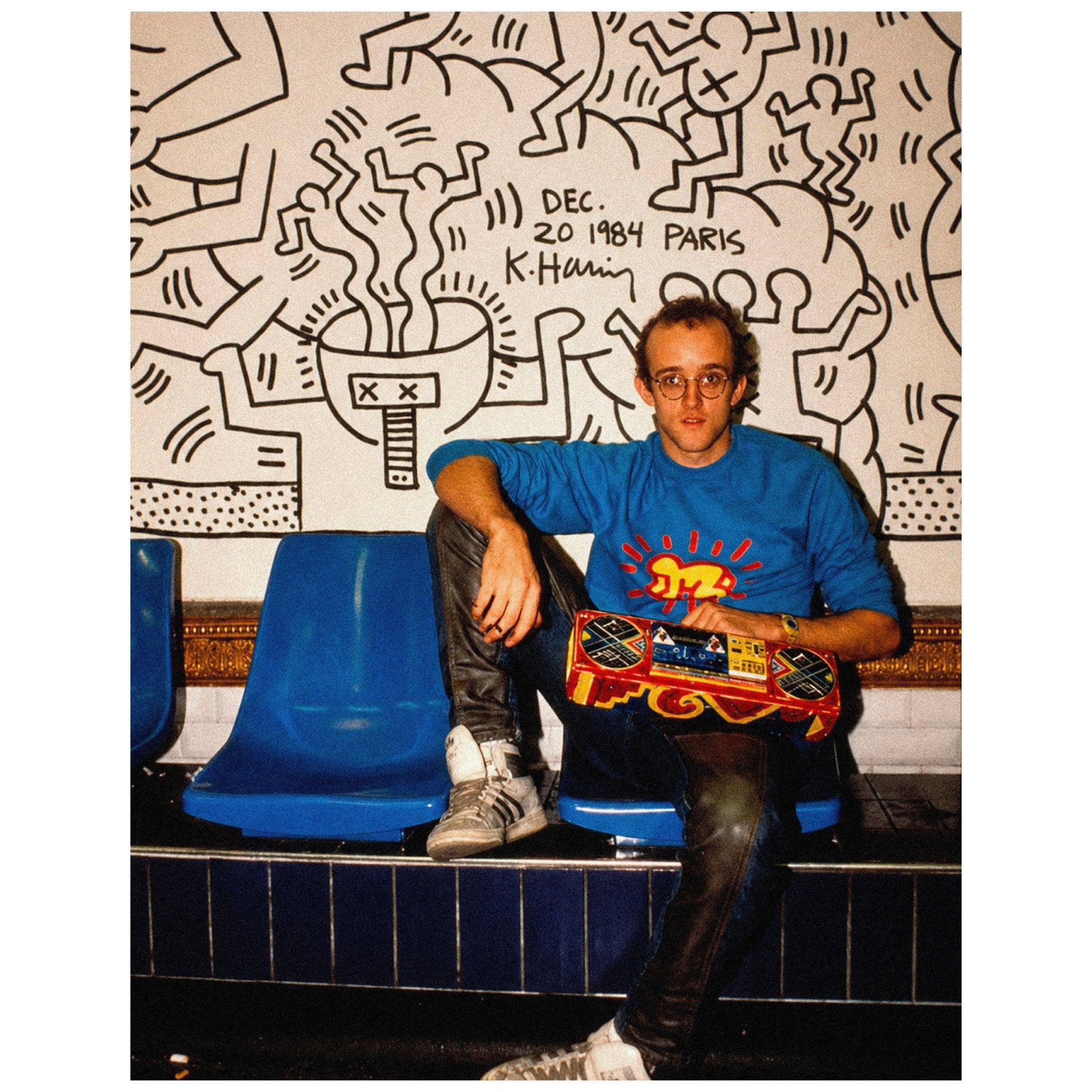 "Keith Haring in Alma-Marceau París Station" - Reusable Peel-and-Stick Poster - Pasquín